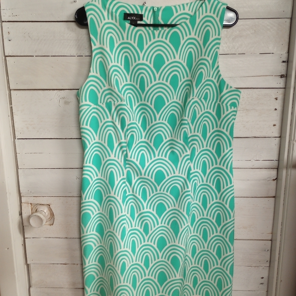 Elegant Green Patterned Dress - Picture 8 of 12